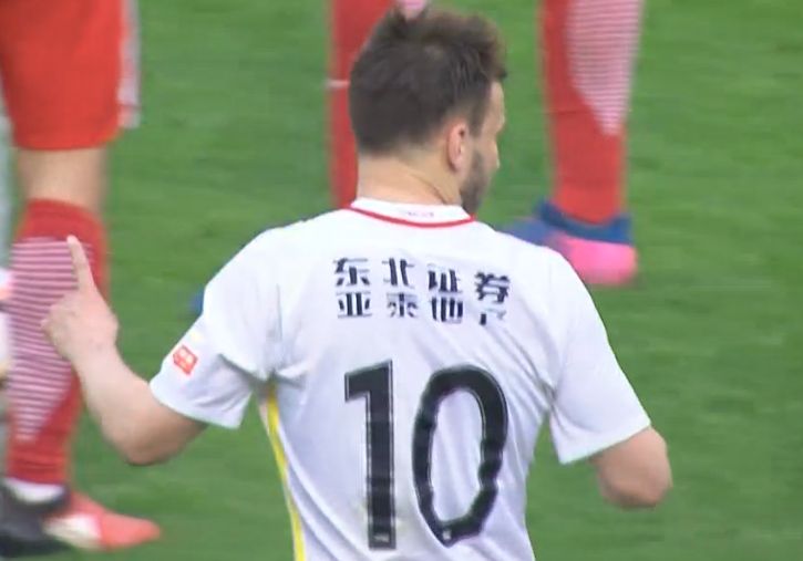 第21分钟，若泽萨没收皮球后受伤无法继续坚持被换下。